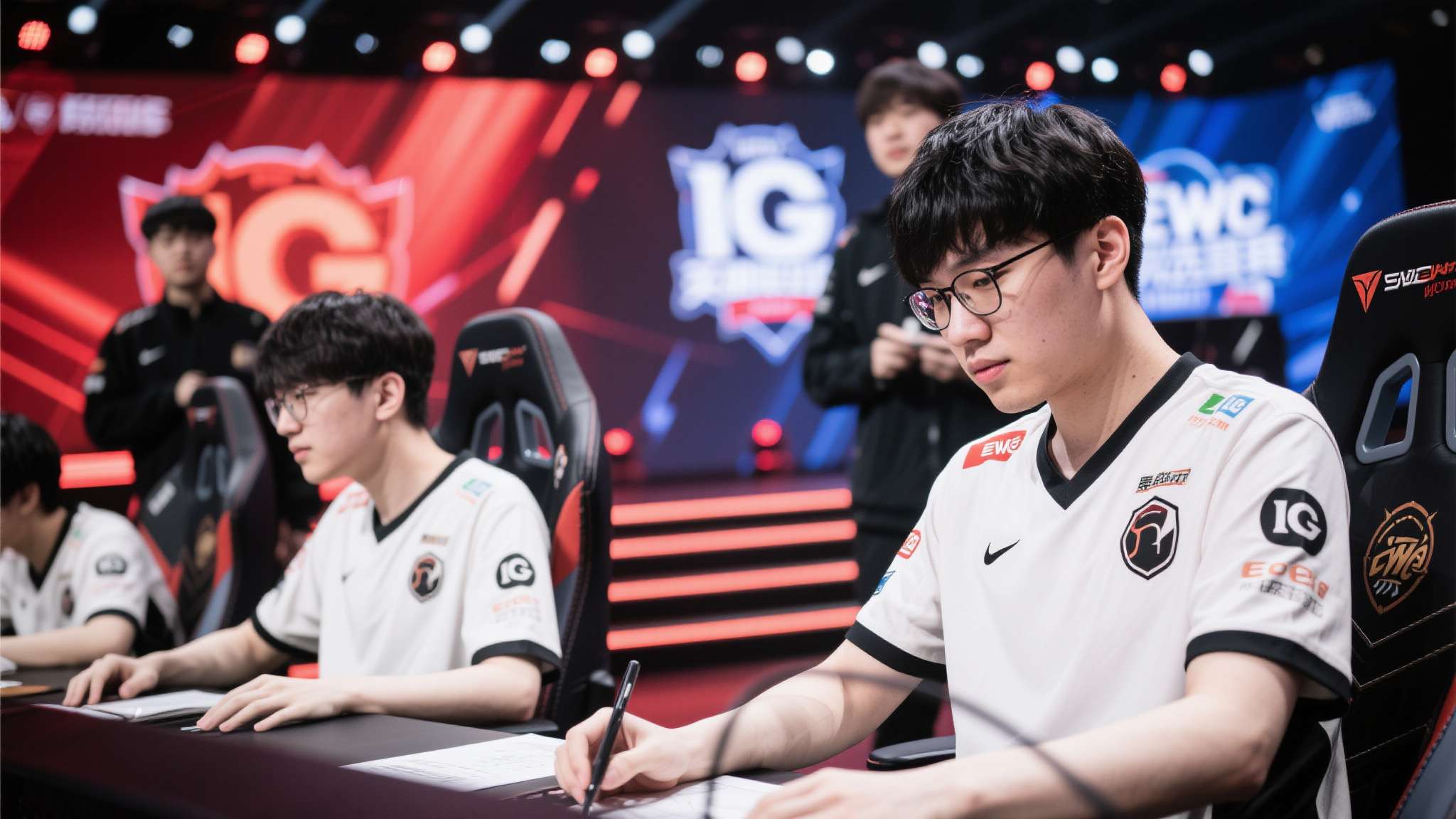 英雄联盟s15入围赛 这种低调务实的备战风格,反而让外界的期待值持续攀升。EWC英雄联盟预选赛的舞台已